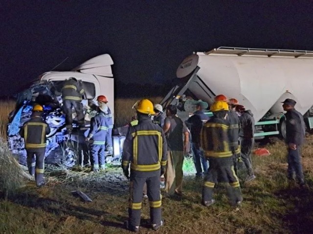 Dos camioneros hospitalizados tras un violento choque